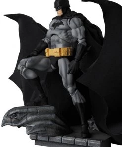 Medicom Toy **Pre Order**MAFEX Batman (HUSH Black Ver.) Action Figure